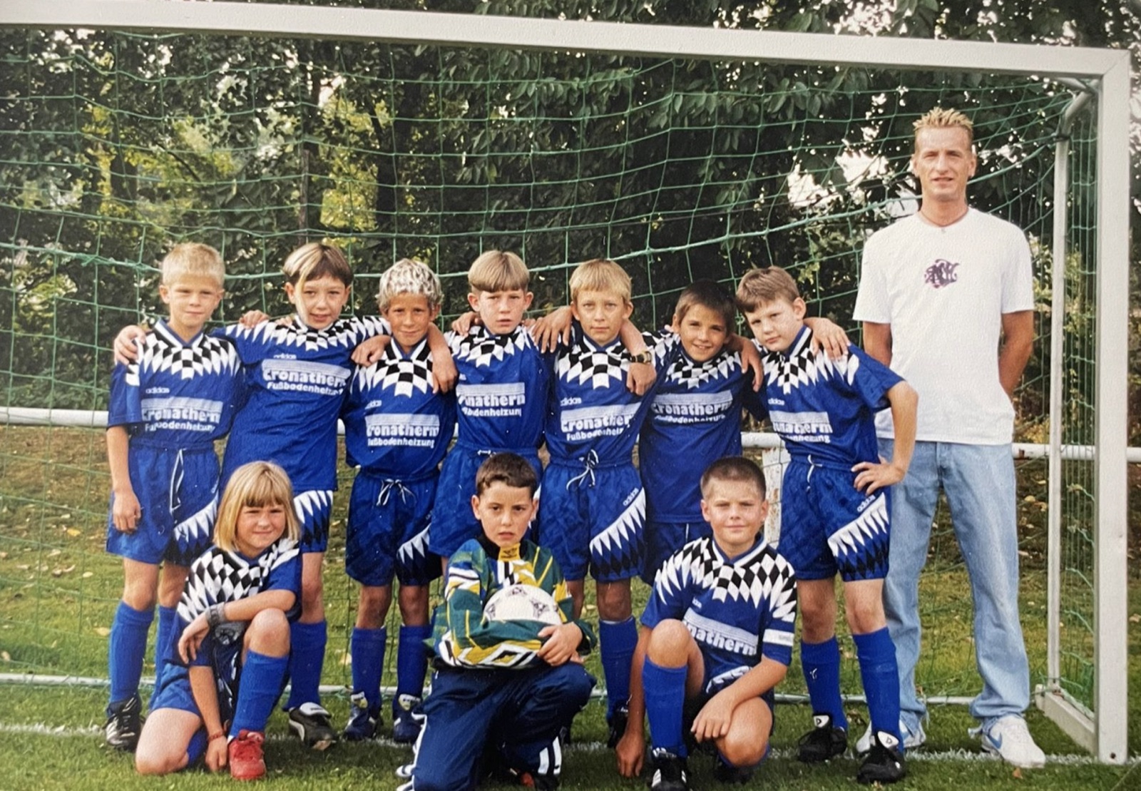 Martin als Kind mit seiner Jugend-Fußballmannschaft